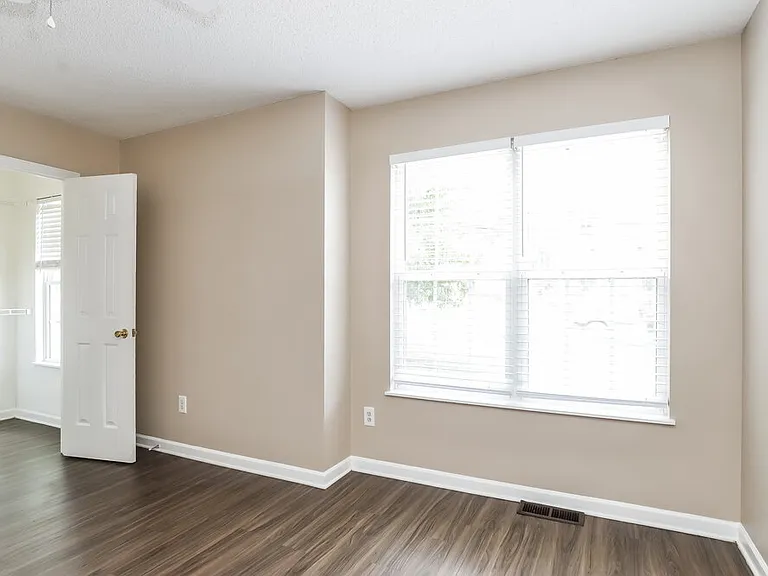 330 W Holt St — Photo 11