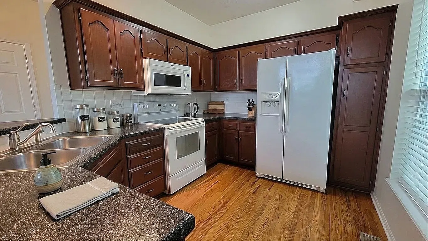 5 bed, 2604 sqft, $2,500 — Photo 3