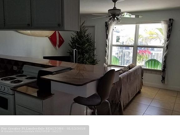 3rd image of 1012 SE 15th St APT 104