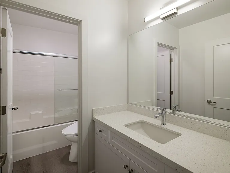Spacious 2 Bed Townhouses! * Best Koreatown Location * Washer & Dryer * Bidet — Photo 24