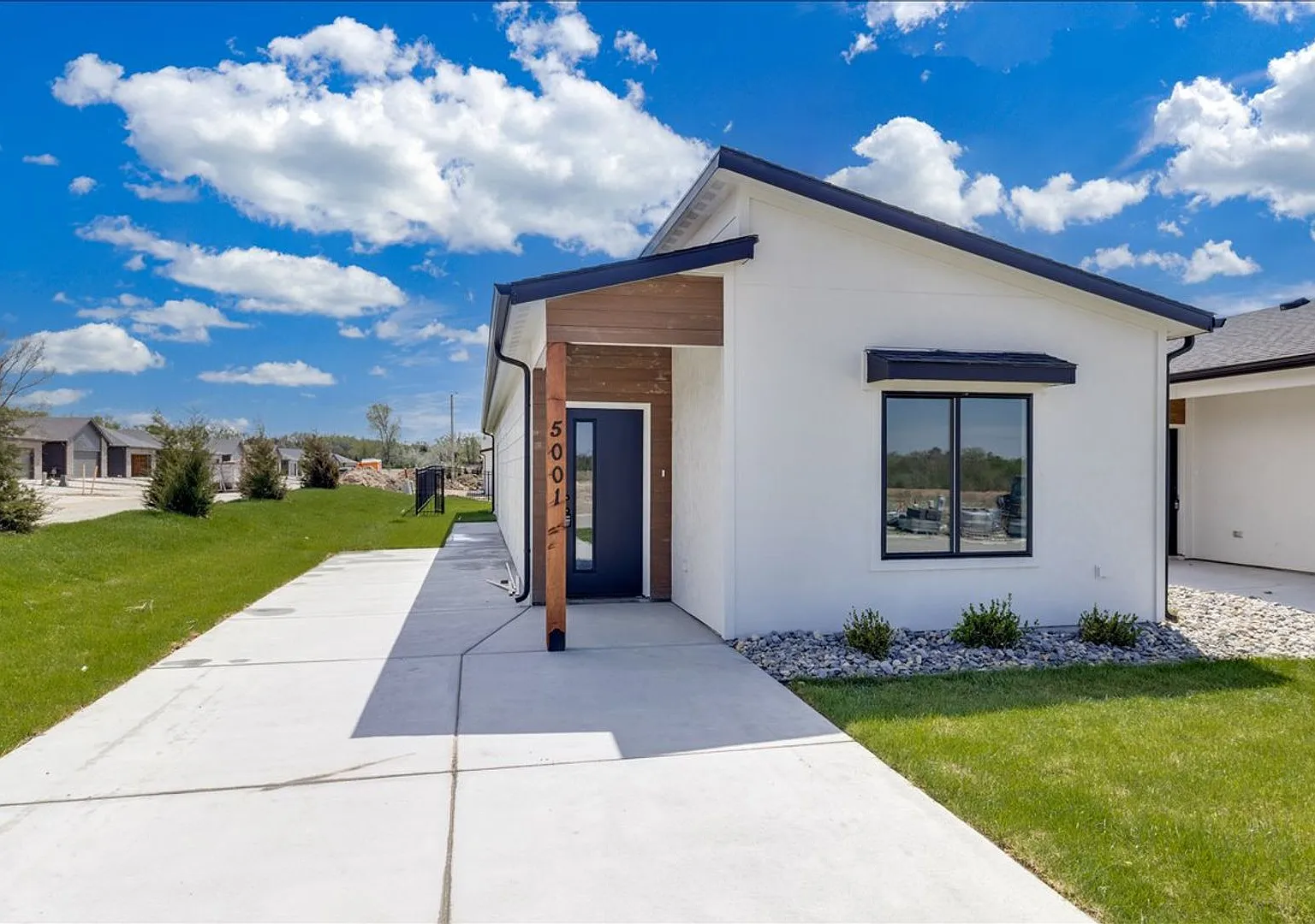 Beautiful Three Bedroom, Two Bathroom — Photo 1
