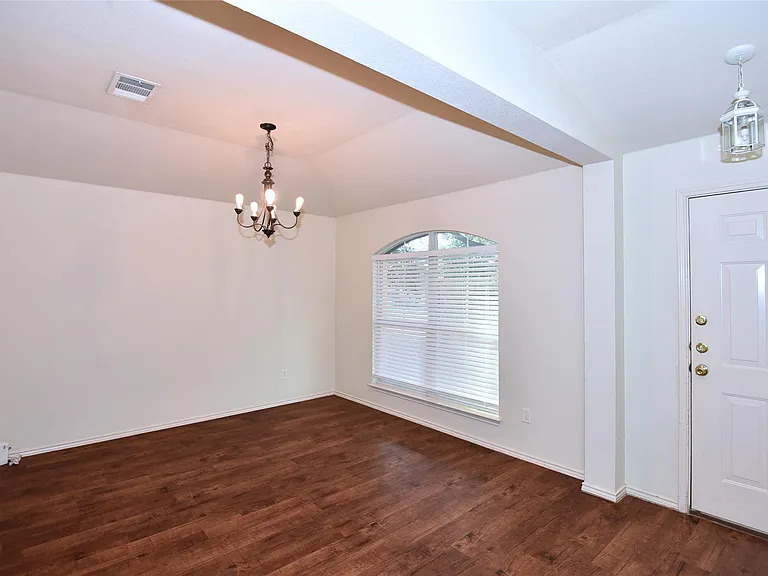 3305 Stonewall Dr — Photo 2