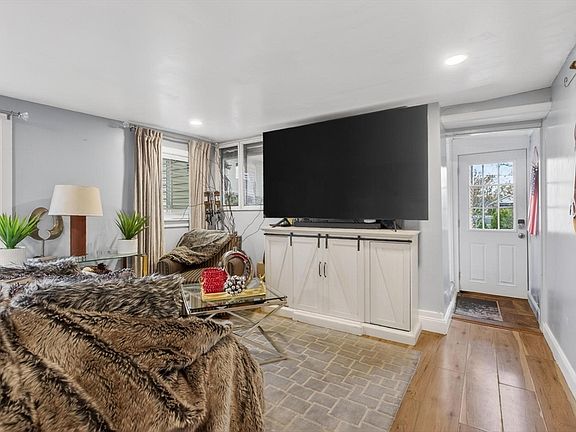 5th image of 102 Thurber Ave