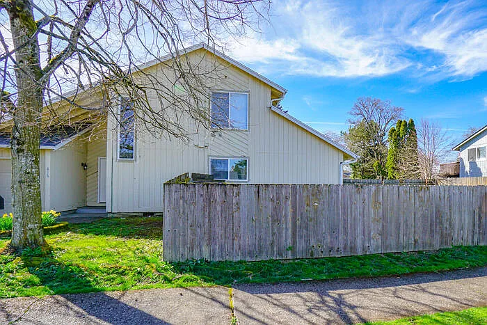 816 SE Olympia Dr — Photo 3