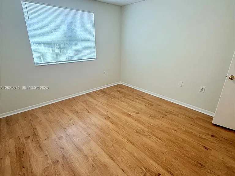 19216 Glenmoor Dr #19216 — Photo 27