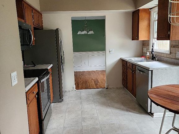 Small eat in kitchen that leads into a dining area, newer appliances
