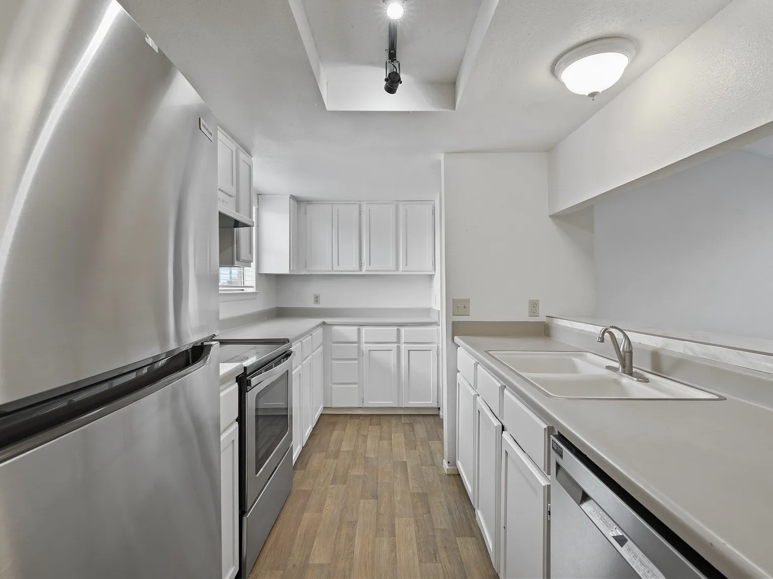 2 bed, 1050 sqft, $1,300 — Photo 4