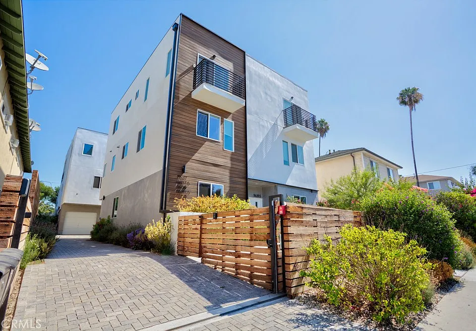 11637 1/2 Burbank Blvd