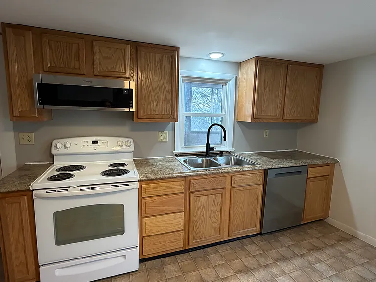 211A N Railroad St — Photo 4