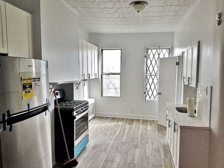 995 Hart St #2 — Photo 2