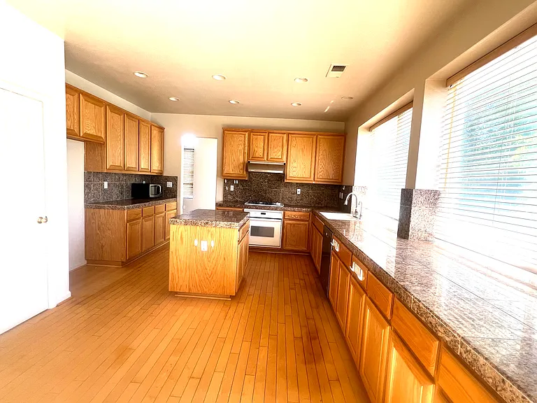 901 Hillock Ct — Photo 13