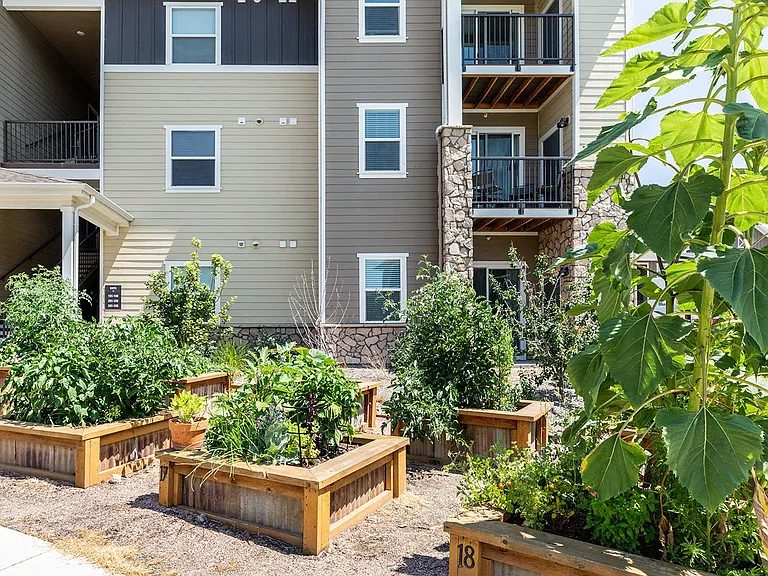 Bucking Horse Apartments — Photo 17