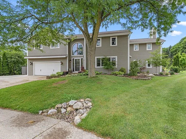 1021 Aspen PLACE, West Bend, WI 53095