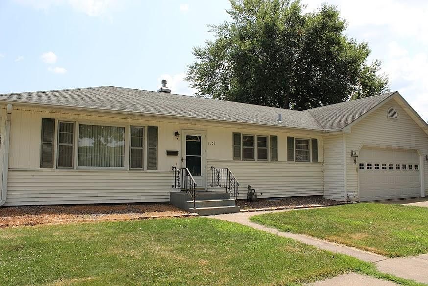 Nice Home With A Large Attached 2 Car Garage