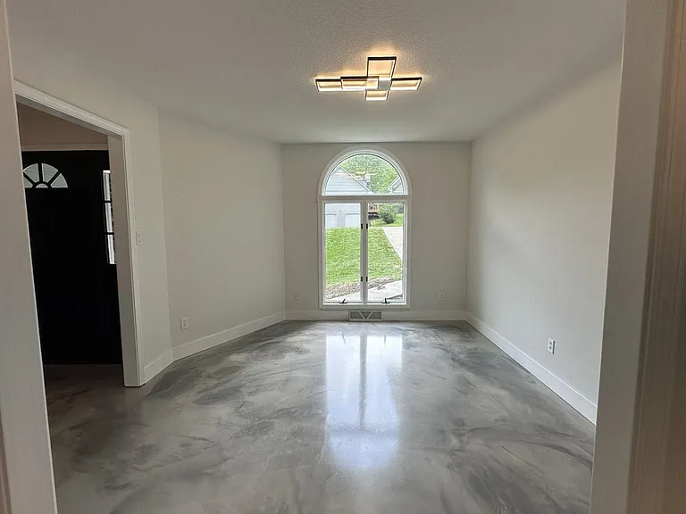 2301 Grant Ln — Photo 9