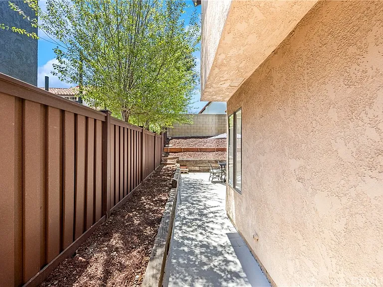 1407 Lakeside Ln — Photo 68