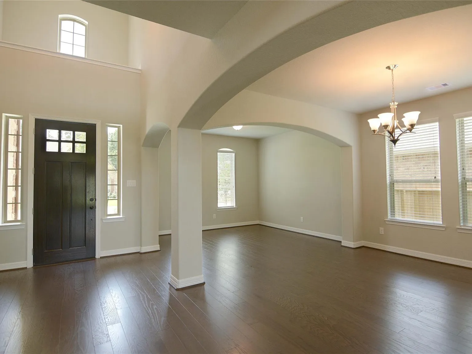 4 bed, 3.5 bath, 3396 sqft, $3,700 — Photo 2