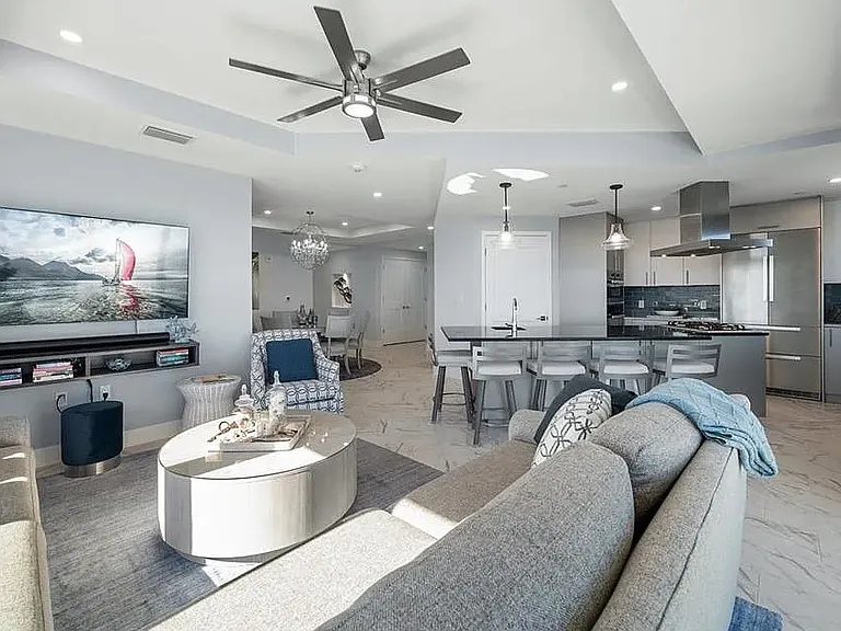 15 Avalon St #704 — Photo 8