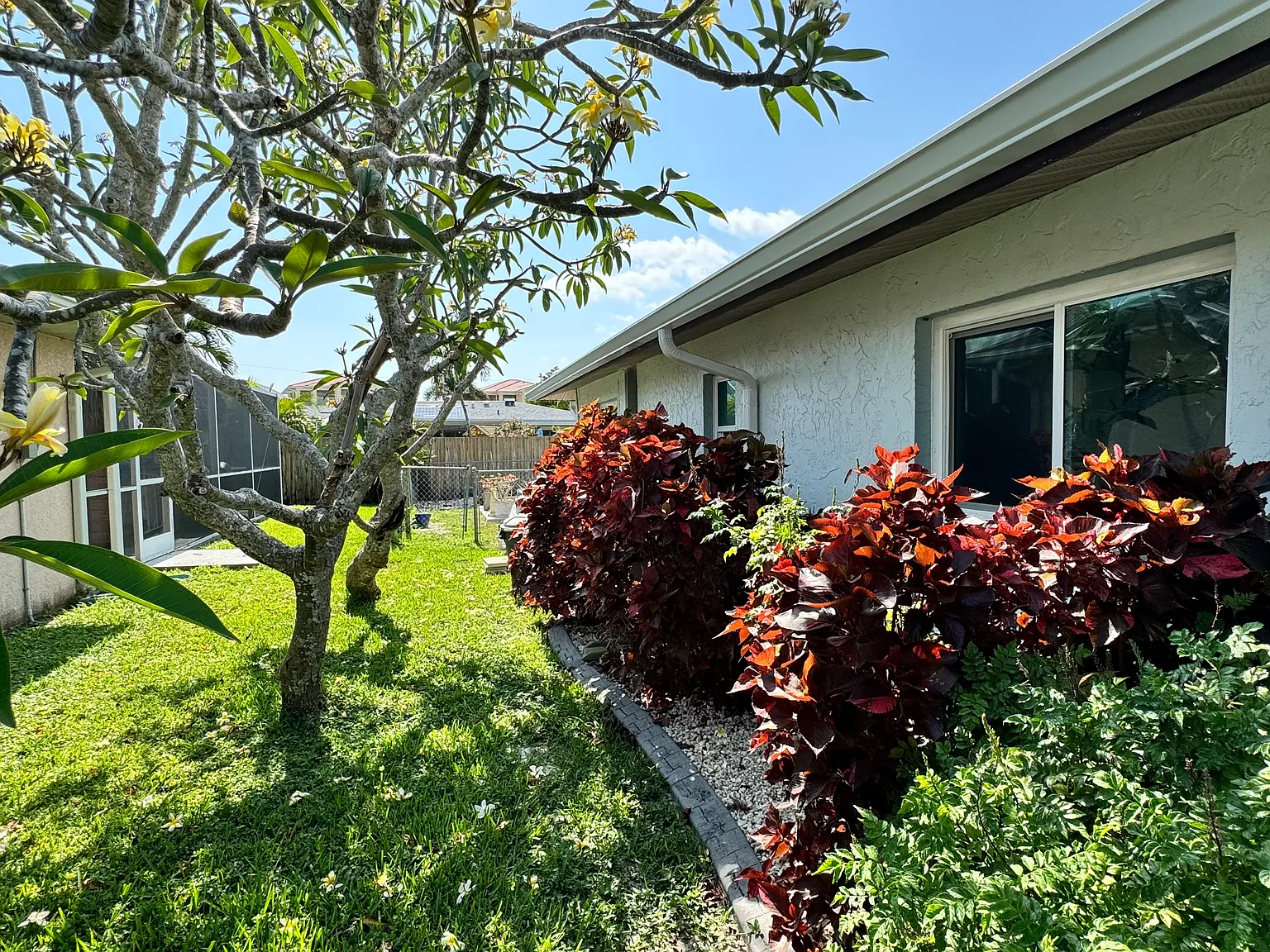 Duplex with pool — Photo 3
