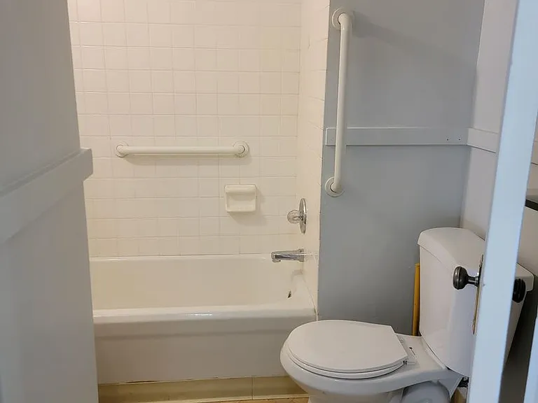 209 N Madison St — Photo 13