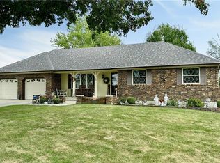 904 Lake Manor Dr, Trenton, MO 64683