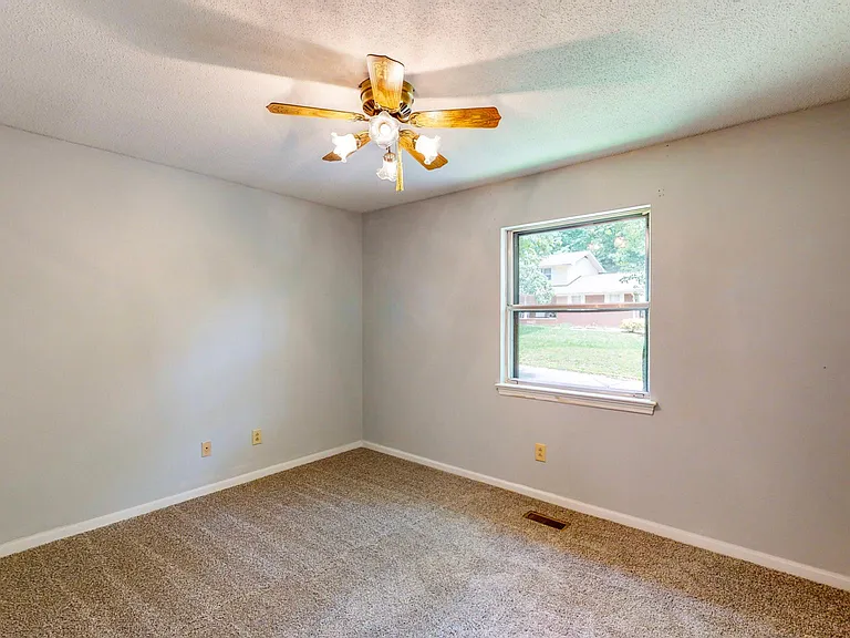 916 Huntington Cir — Photo 31