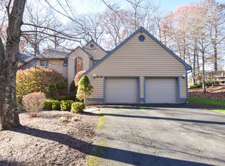 527 Bunting Rd, Canadensis, PA 18325