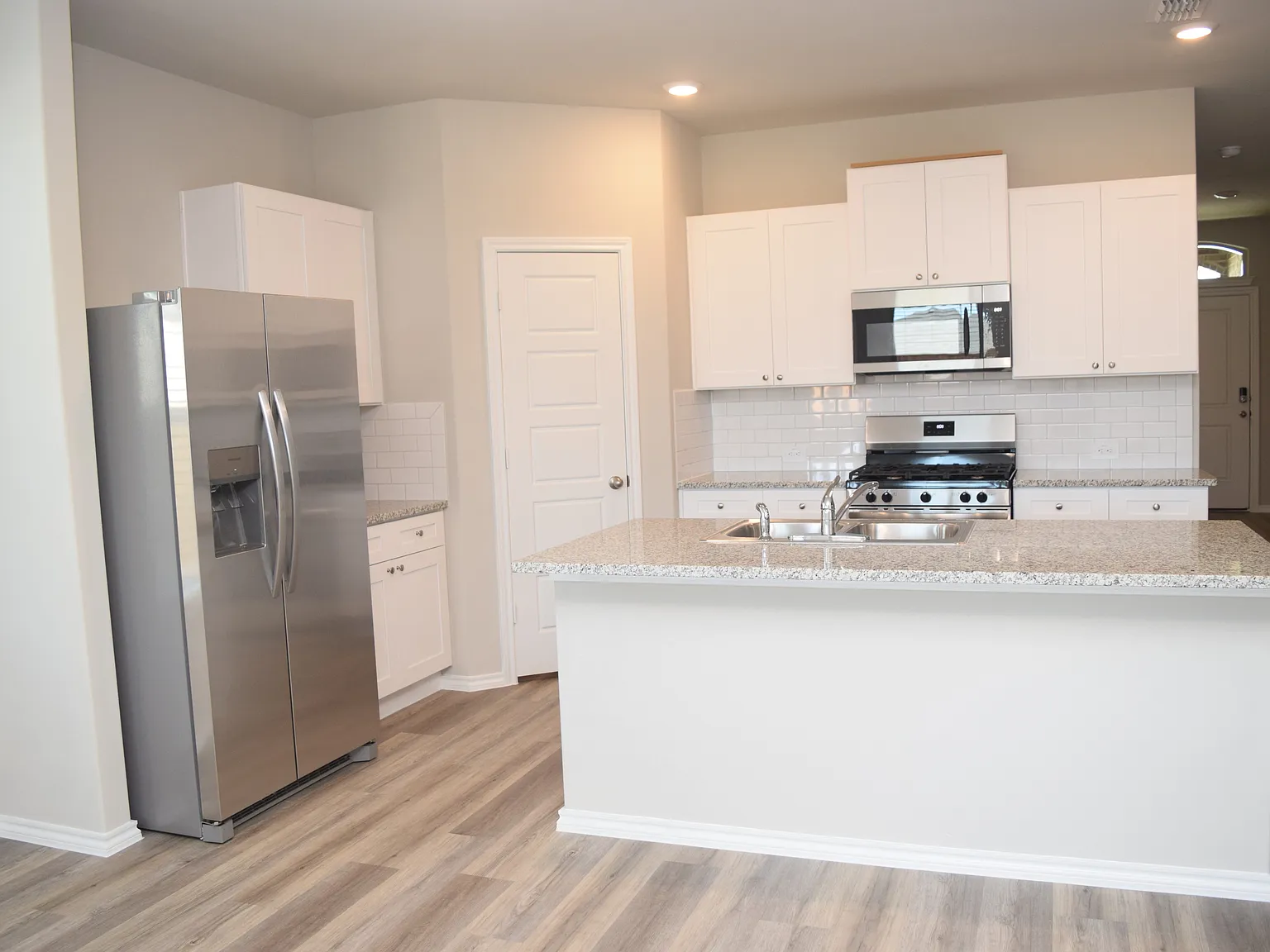 5 bed, 2120 sqft, $2,700 — Photo 2