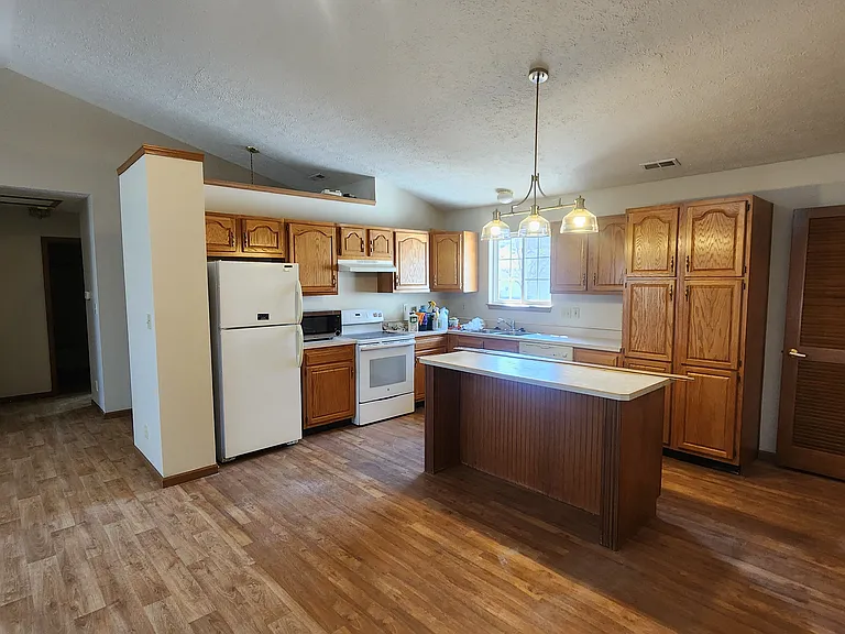 2302 Temple Ct E — Photo 4