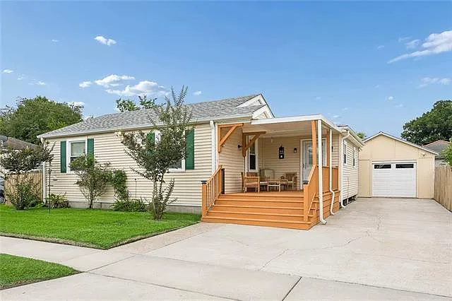 2220 Lloyds Ave — Photo 1