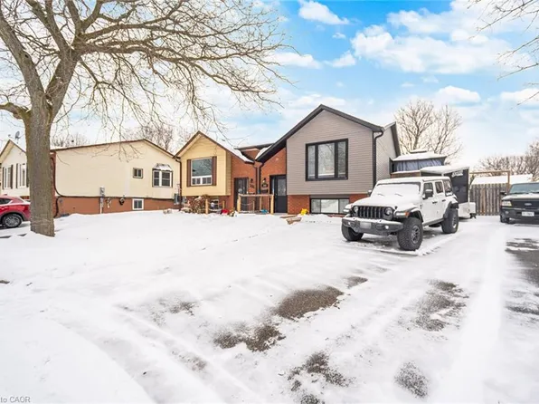 204 Medina Ct, Oshawa, ON L1J 7E1