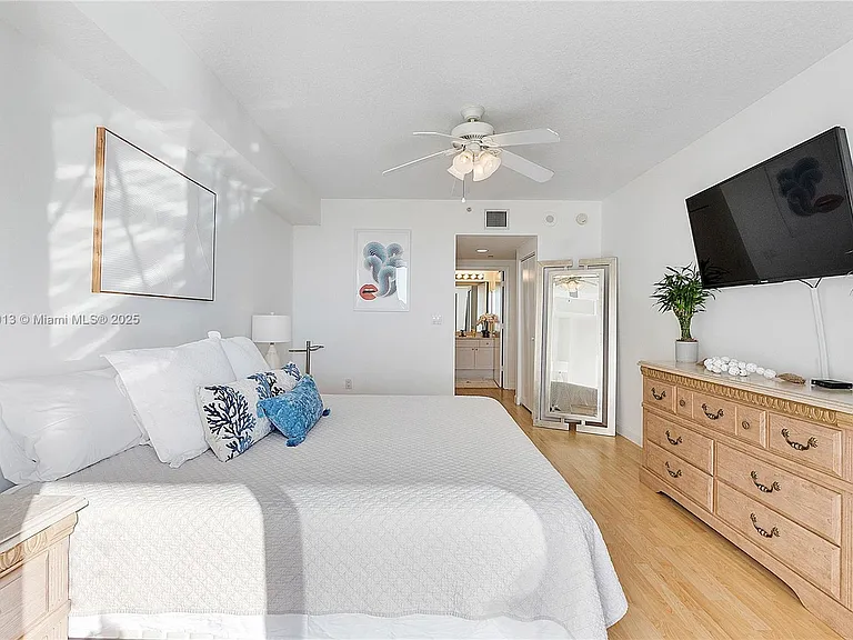 17050 N Bay Rd #807 — Photo 15