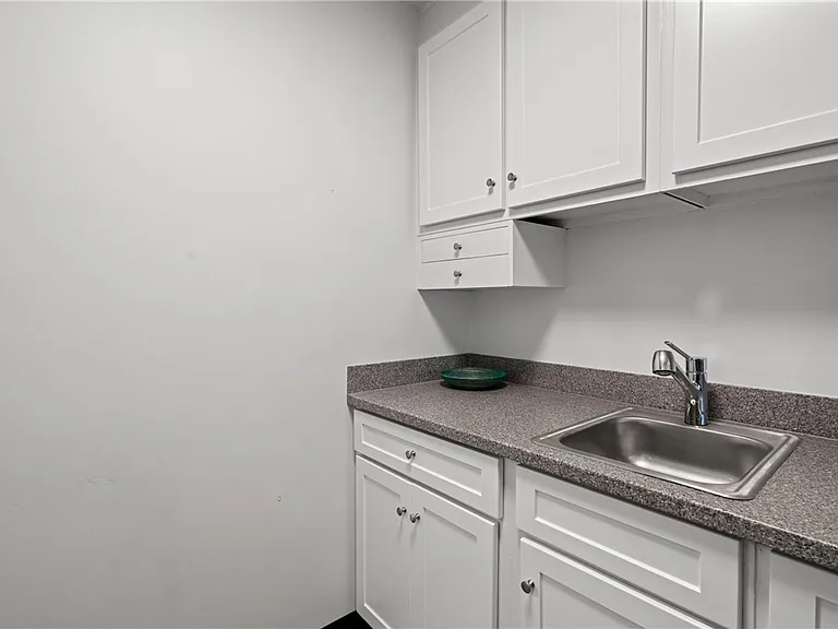 112 Washington Pl #4J — Photo 16