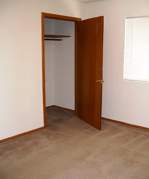 Center Ave Apt 3 bdrm 1 closet_05092017