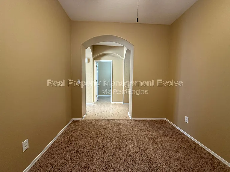 914 E Christine Pl — Photo 7
