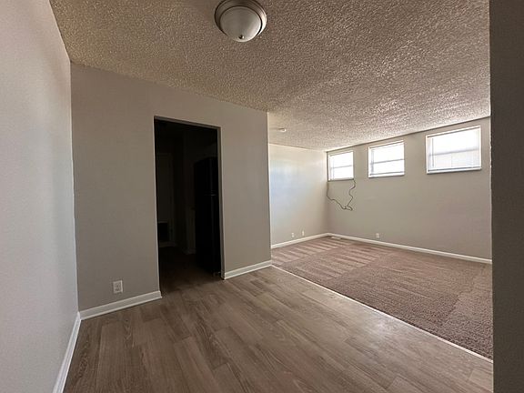 803 Dining room - Perfect space for a small table / chairs,