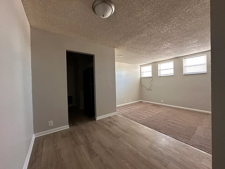 803 Dining room - Perfect space for a small table / chairs,