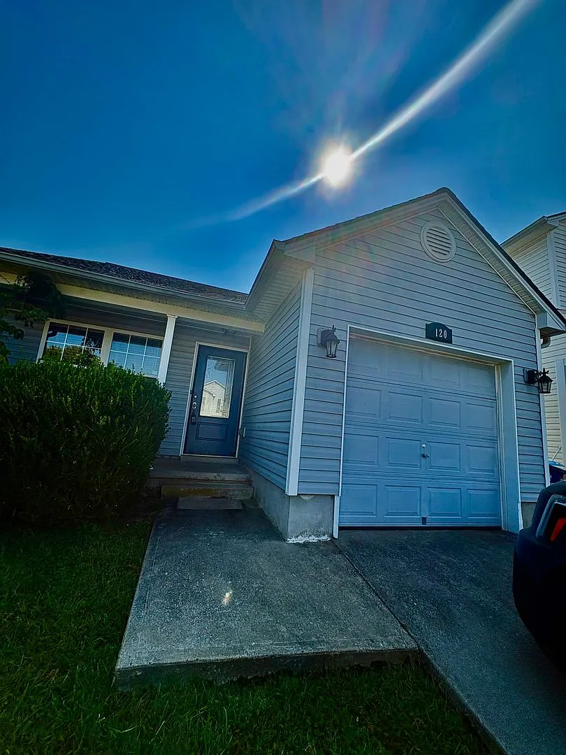 Stunning 3 Bedroom Single Family Home — Photo 1