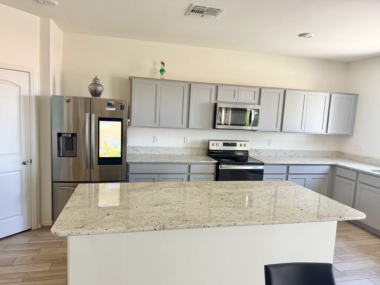 4 bed, 2301 sqft, $1,999 — Photo 4