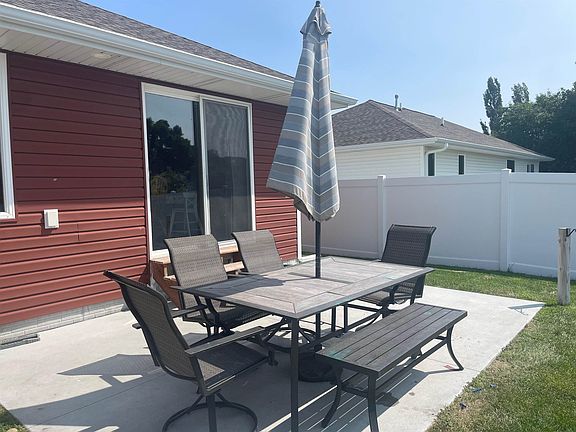 2nd image of 806 W 10th St