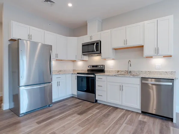 16 Sullivan Street, 16 Sullivan St #302, Berwick, ME 03901