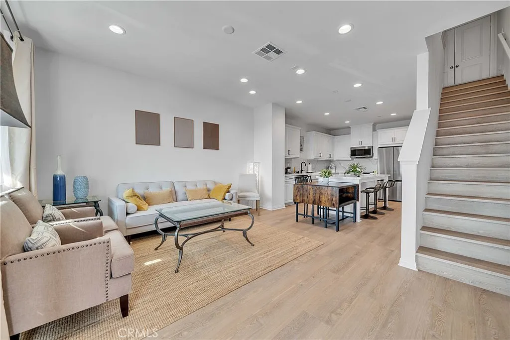 3 bed, 1420 sqft, $5,500 — Photo 3