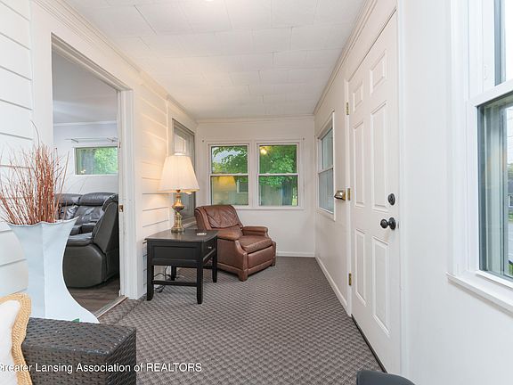 4th image of 646 N Hagadorn Rd