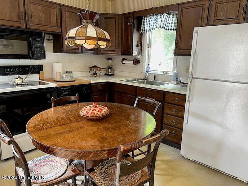 4th image of 46 Willowbrook Avenue