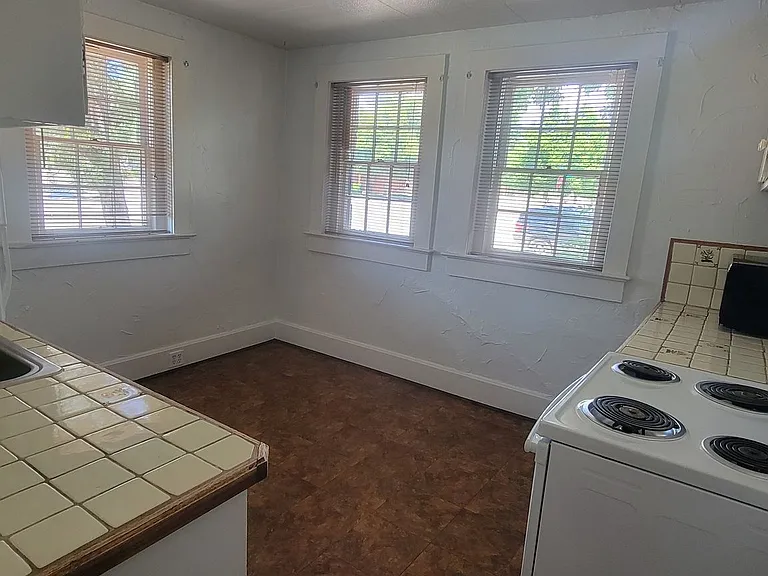 902 Greenwood Ave — Photo 6
