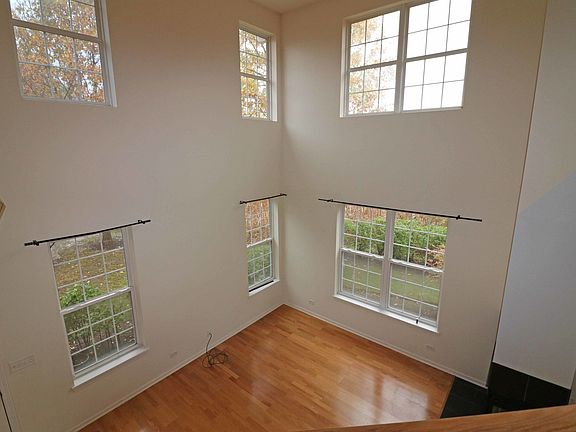 4th image of 948 Enfield Dr #4F1