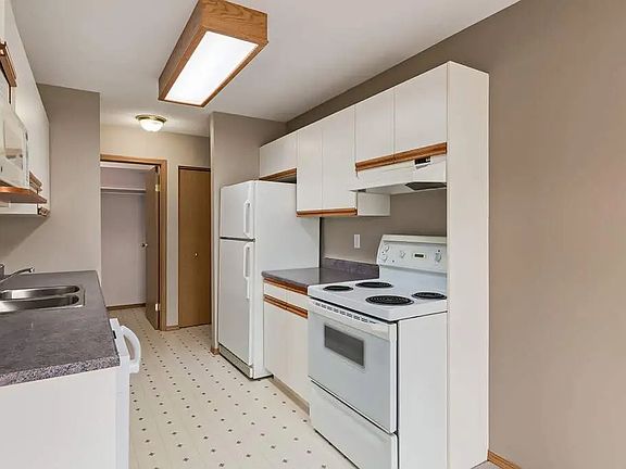 5th image of 845 5th St SW #102
