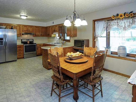 4th image of 670 Simmons Ln