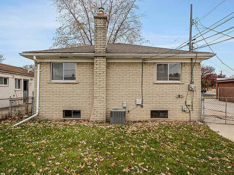 22538 Brittany Ave — Photo 15