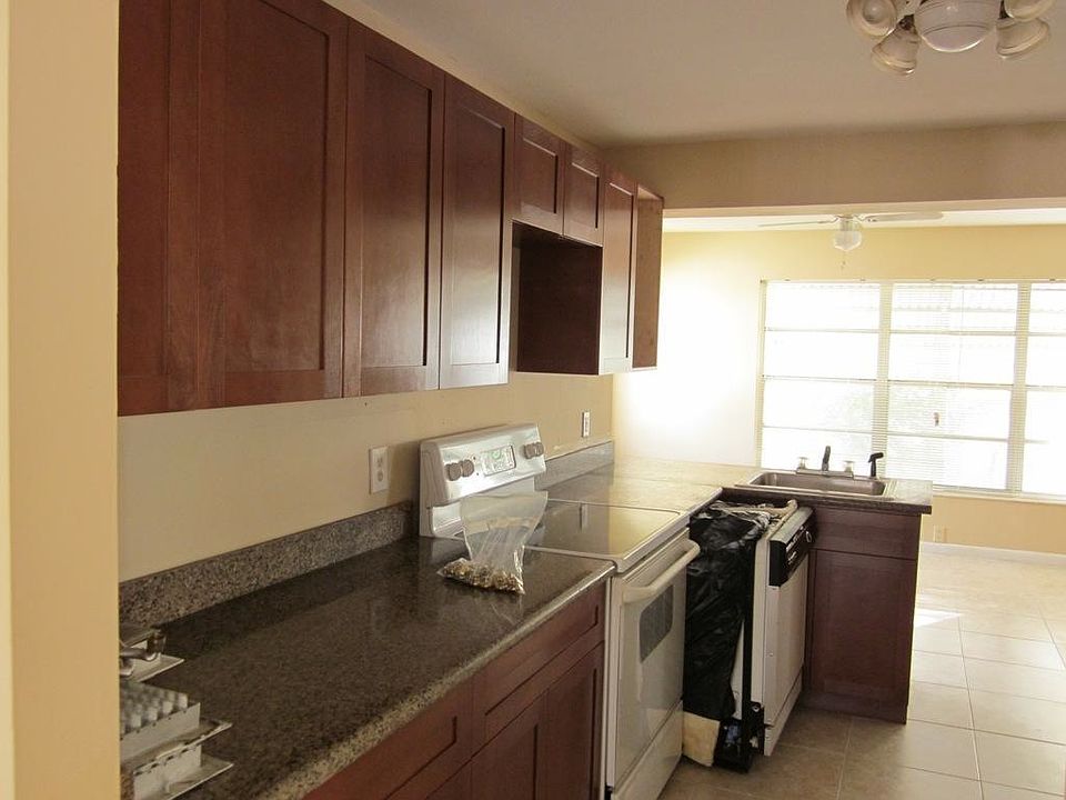 2nd image of 901 SW 11th Ter